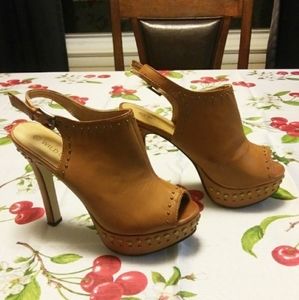 Wild Diva tan peep toe platform heels Sz-7